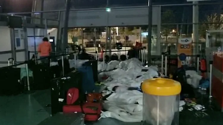 לאחר שהיו תקועים בצרפת כמעט יממה: 250 הנוסעים הישראלים בדרכם לארץ