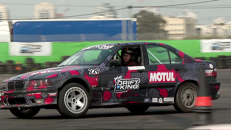 גלגל הצלה: בני הנוער שחוזרים למסלול החיים בעזרת נהיגת מרוצים