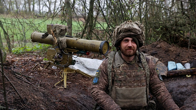 סיוע צבאי ראשון מישראל: גנץ אישר רכש של אפודים וקסדות לאוקראינה