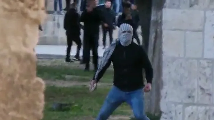 יידוי אבנים, ירי זיקוקים ושריפה: הפרות סדר המוניות בהר הבית