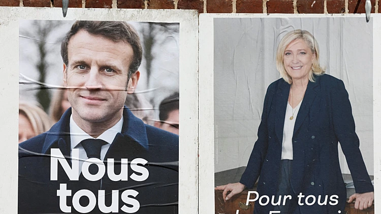 בחירות בצרפת: מקרון מוביל בסקרים, אך חושש מאדישות המצביעים