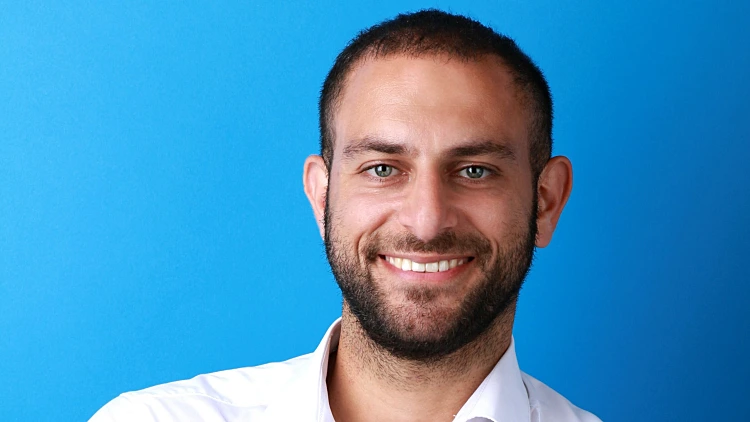 היועץ הפיננסי, נועם מדר, חושף: "מה שהברוקרים ומנהלי תיקי ההשקעות לא יכולים לעשות עלול למנוע מכם את הרווחים הגדולים באמת ואת החופש הכלכלי אליו אתם שואפים להגיע" | רשת 13