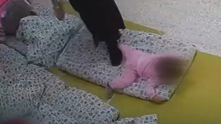 דוחפות, זורקות ומטיחות ברצפה: כך התעללו המטפלות ממעלה אדומים בפעוטות