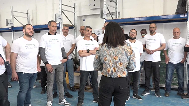 אסירים למען הניצולים: מורשעים באלימות נגד נשים - אורזים חבילות מזון לשורדי שואה