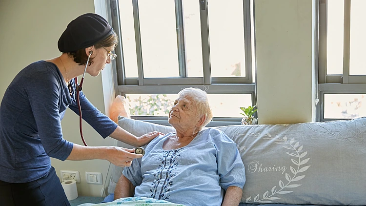 הכירו – טיפול פליאטיבי והוספיס בית – במימון ציבורי | רשת 13