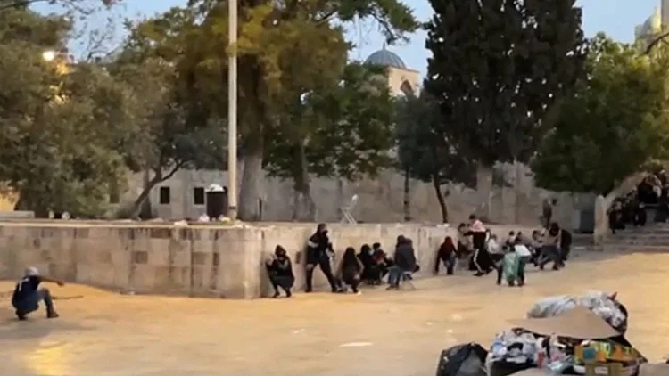 מהומות בהר הבית: מתפרעים ירו זיקוקין ויידו אבנים לעבר הכותל