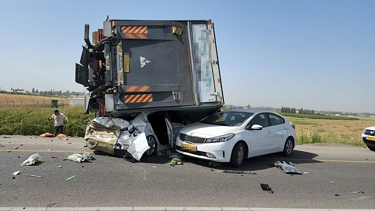 תאונה קשה בדרום: 3 הרוגים ו-6 פצועים, חשד שנהג המשאית חצה קו הפרדה רצוף