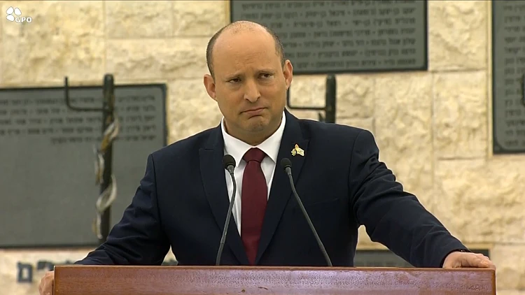 "נוכל, בוגד": צעקות נגד בנט במהלך נאומו בטקס לחללי פעולות האיבה