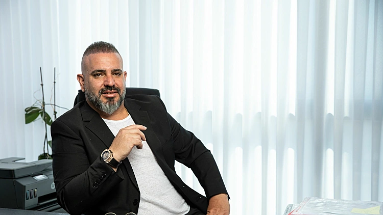 עו"ד מושיקו מלכה: "הלקוחות שלי זקוקים לחוף מבטחים, מקום שיעניק להם בטחון ושקט". תודו שכזה עוד לא הכרתם! | רשת 13