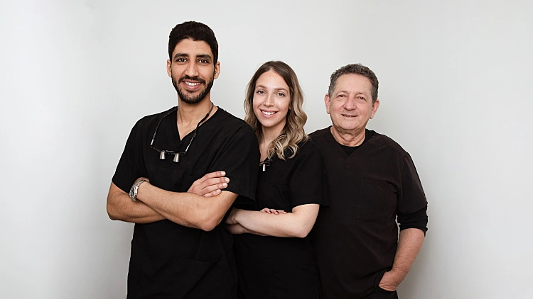 ד״ר צחי ברי וד״ר שירן יד ברי חושפים את מה שלא מספרים לכם בפרסומות להלבנה ולציפוי השיניים | רשת 13