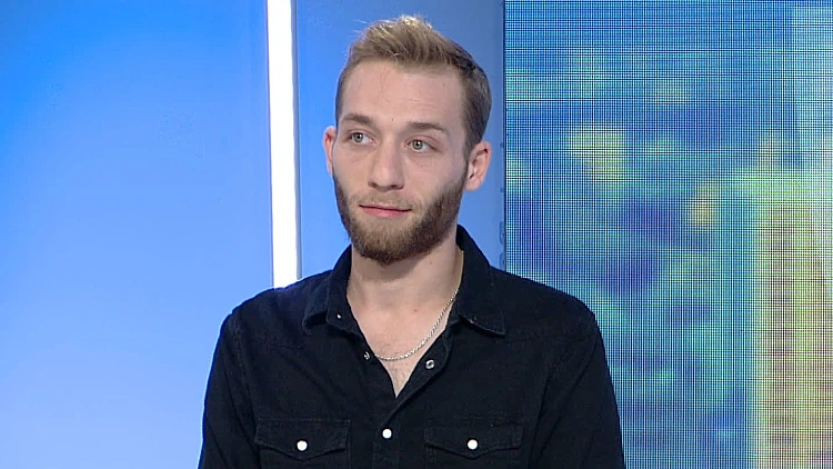 "אני מנסה להתמקד בהווה - ולא במה שהיה": האח בנימין מספר על ההסתגלות לחיים שמחוץ לכת של דניאל אמבש