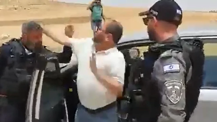 ח"כ עופר כסיף מכה שוטר