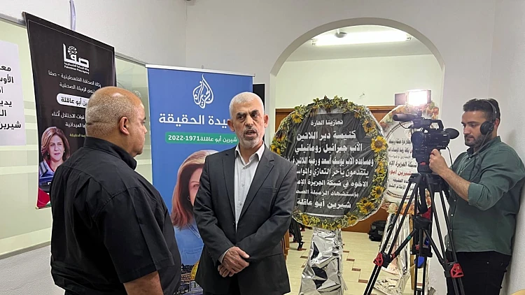 יחיא סינוואר, מנהיג חמאס בעזה, בביקור במשרדי אל ג'זירה בעזה