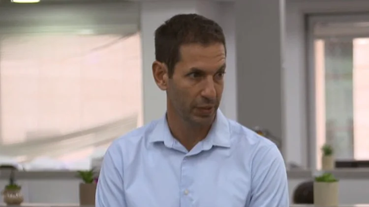 יום בחיי פרויקטור הבדידות: הטייס לשעבר שמסייע לקשישים להרגיש פחות לבד