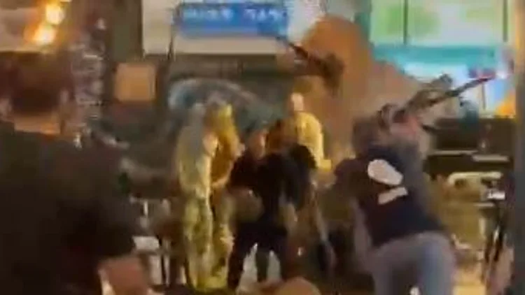 כיסאות לכל עבר ותרסיס פלפל: קטטה המונית בשוק מחנה יהודה | צפו