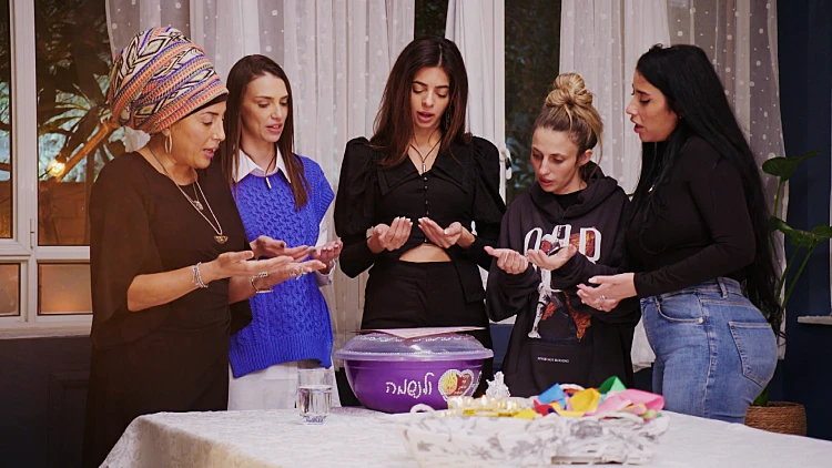 "זה שסבתא שלי לא יהודיה זה קצת חוסר מזל, אני מאמינה באלוהים ומרגישה יהודיה בלב"