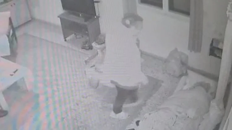 בזמן שישן: דרת רחוב פרצה לביתו של קשיש וגנבה את כספו • תיעוד