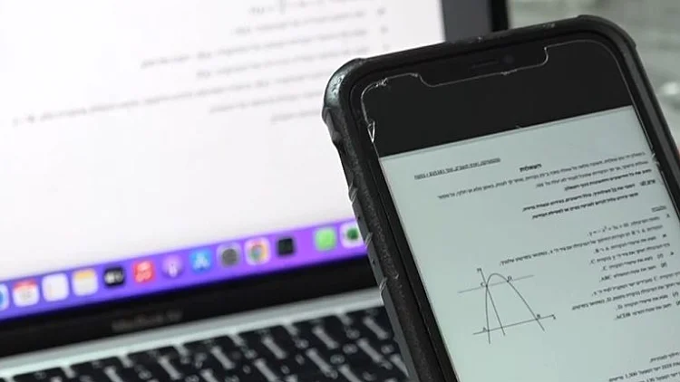 "זה מאוד פרוץ": הקבוצה הסודית שבה שולחים תשובות לבגרות - בזמן הבחינה
