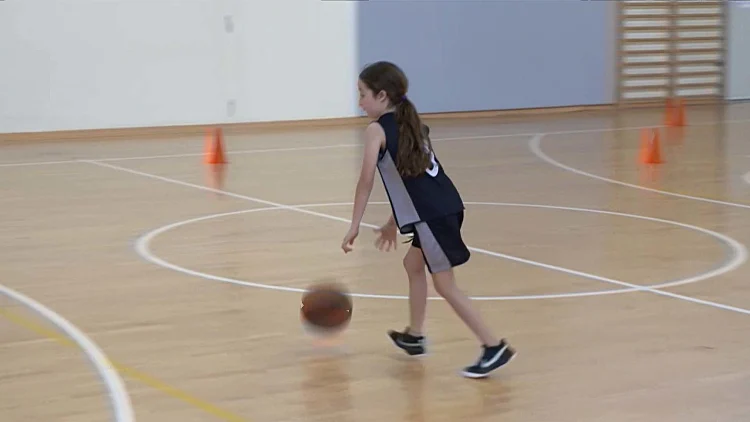 כולם בשביל אחת: הקבוצה היריבה סירבה לשחק מול בת ה-11 - חבריה ירדו מהמגרש