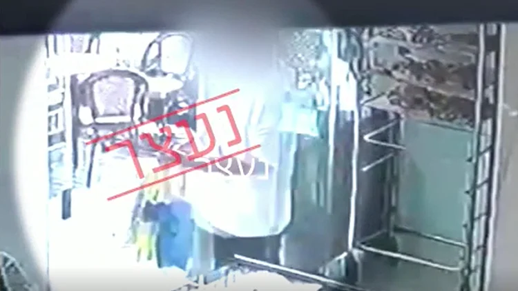 לא שוכח לנשק את המזוזה לאחר שגנב קופות צדקה ורחפן | צפו בתיעוד
