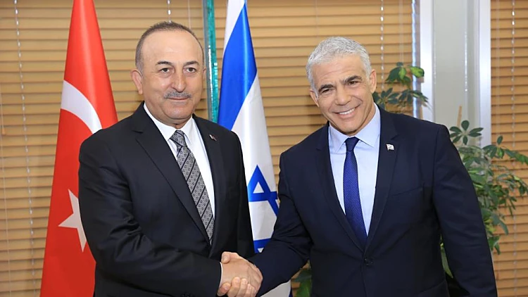 לפיד נפגש עם מקבילו הטורקי במשרד החוץ: "פותחים פרק חדש"