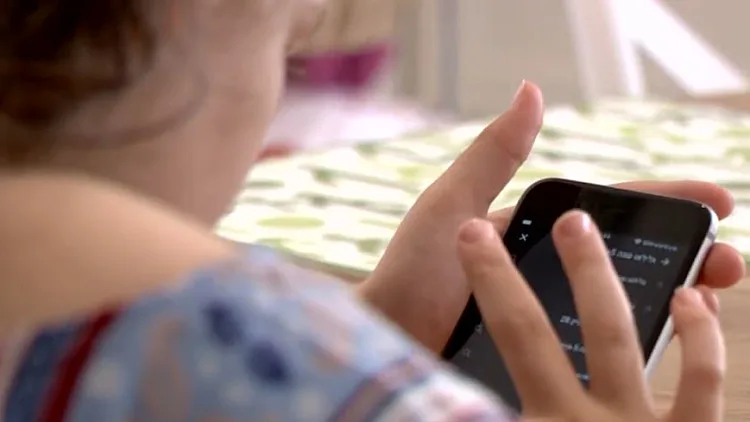 משחק יקר: בת ה-9 מנהריה שבזבזה להוריה 20 אלף ש"ח בטלפון