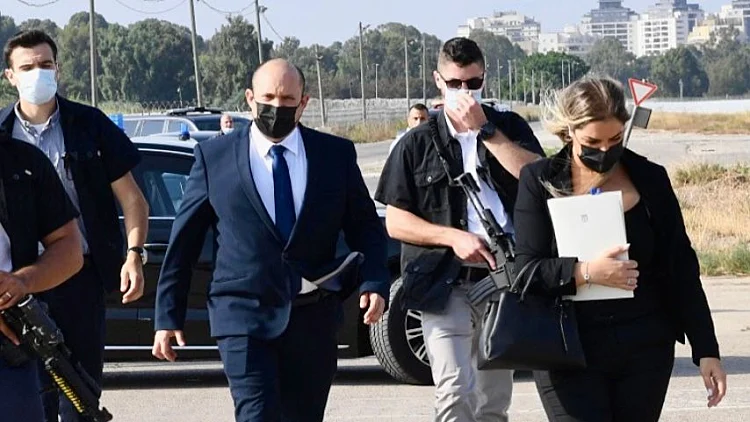 בנט עם העוזרת האישית שלו, נעמי ששון