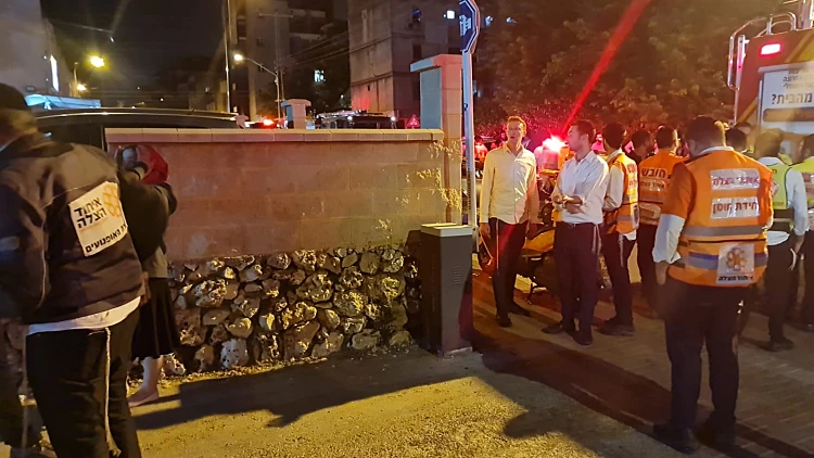 שריפה פרצה בדירה ברחובות: 3 נפגעו באורח בינוני, 10 במצב קל