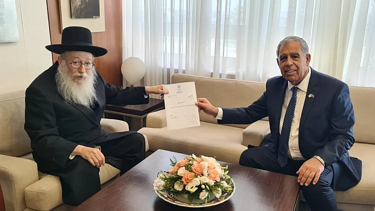 ח"כ יעקב ליצמן מגיש את ההתפטרות ליו"ר הכנסת מיקי לוי