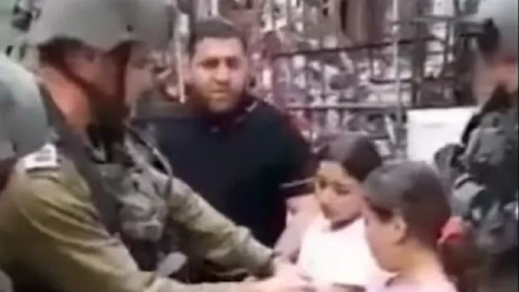 קצין תועד אוזק ילדה: "זרקה סכין". צה"ל: "ההתנהלות תיבדק"