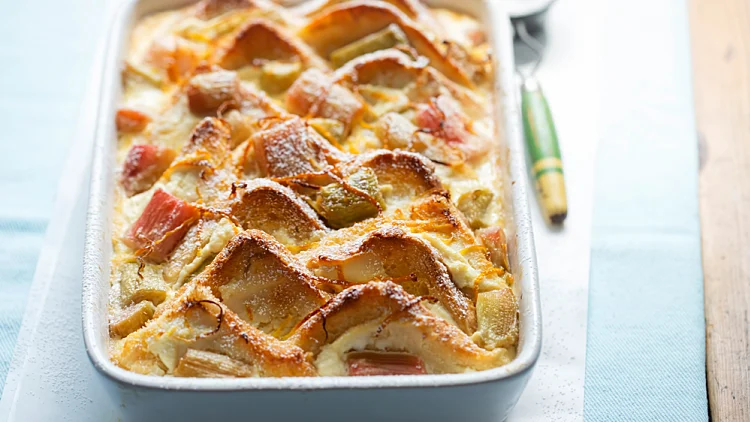 Rhubarb,&amp;,ricotta,bread,&amp;,butter,pudding,with,icing,sugar