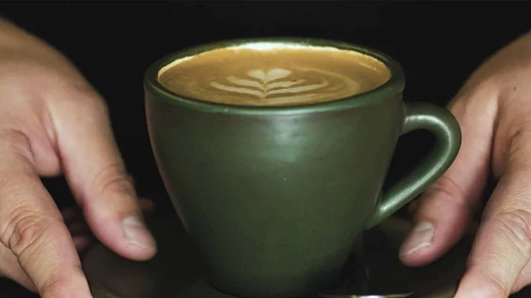 מחקר מפתיע: למה עדיף לשתות קפה, אפילו עם סוכר?