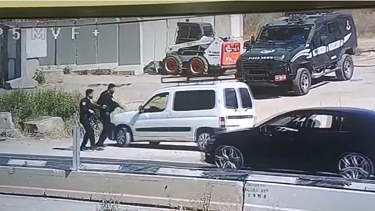 תיעוד: נהג פלסטיני חטף נשק משוטר ונמלט לכיוון חברון