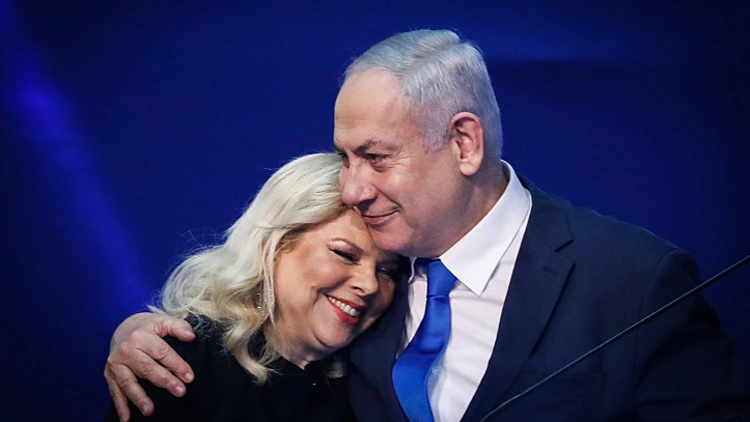 מה שרה ביקשה לעשות כשנולד לבעלה נכד ראשון? | היומן של ניר חפץ