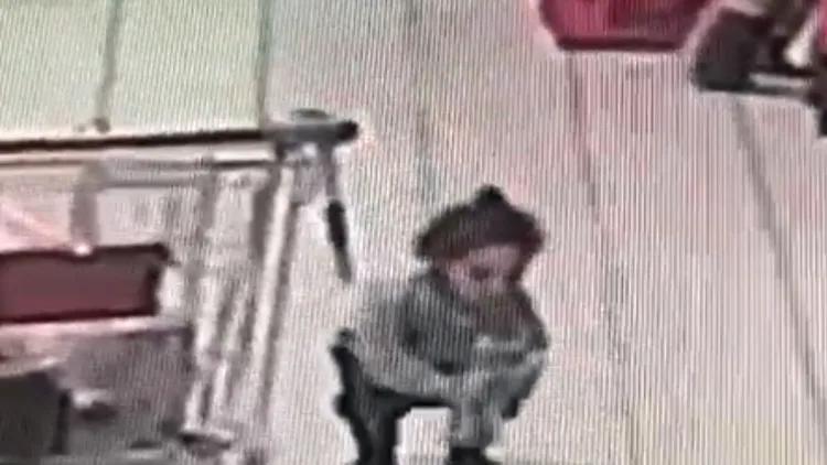 תיעוד חריג: פעוט שותה אקונומיקה מבקבוק פתוח בסופר