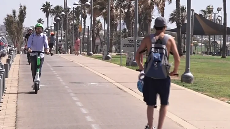 אלף שקלים על רכיבה בלי קסדה: הקנסות החדשים לרוכבי הקורקינט