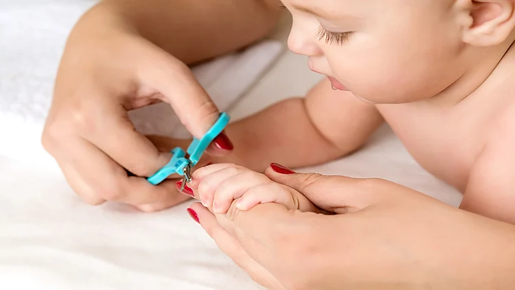 תינוק גוזר ציפורניים
