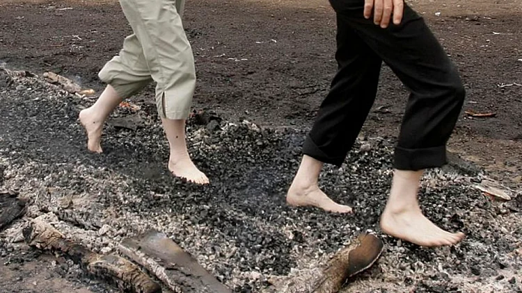יום גיבוש בשוויץ בהליכה על גחלים