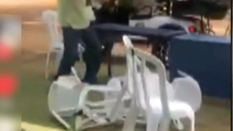 תיעוד: התלמידים הציקו לעובד עם מוגבלות שתקף - והושעה