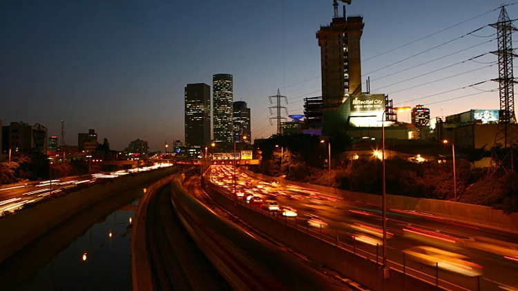 נתיבי איילון בלילה