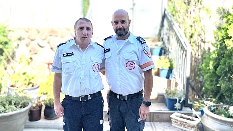 אנשי מד"א משה ביטון ורונן קדוש באיחוד המרגש