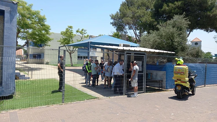 שער בית הספר ביבנה