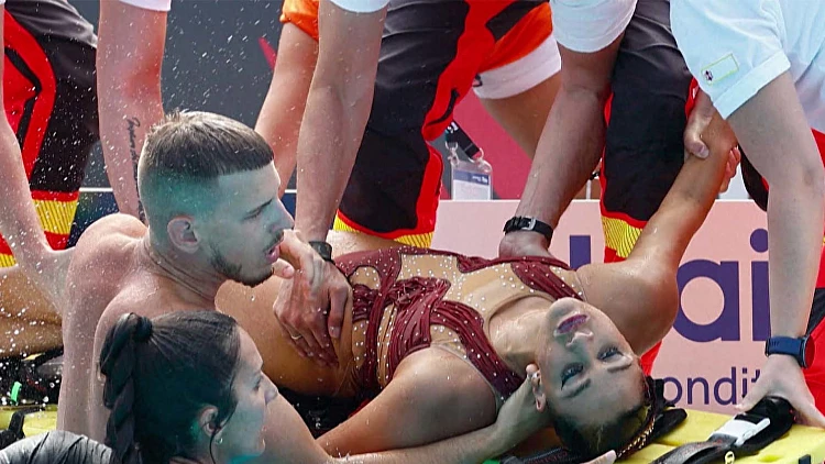 הדרמה בבריכת השחייה: התעלפה במים בזמן תחרות, המאמנת הצילה את חייה