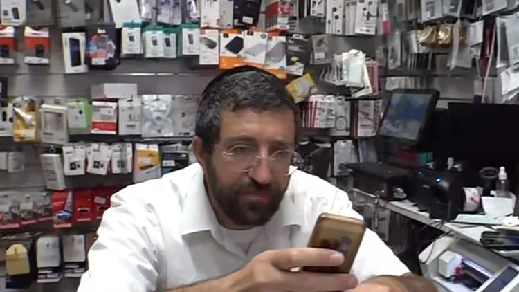 איומים, סחיטות ואלימות: מלחמות הסלולר בבני ברק