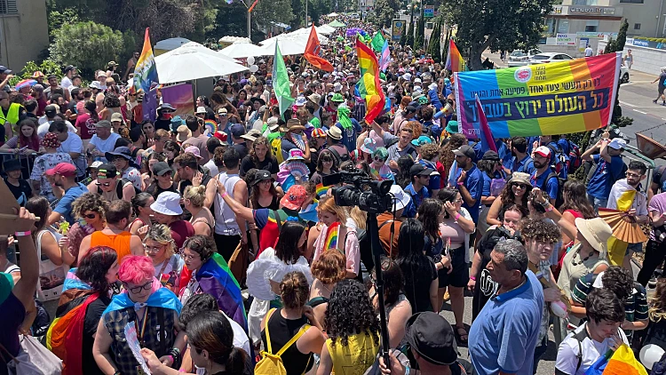 "מפגן של שמחה": מצעד הגאווה בחיפה יצא לדרך