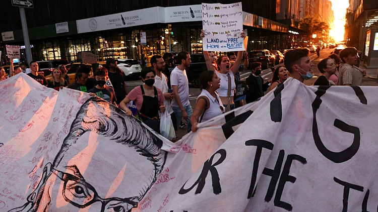 הפגנת מחאה בניו יורק נגד ההחלטה לבטל את הזכות להפלה