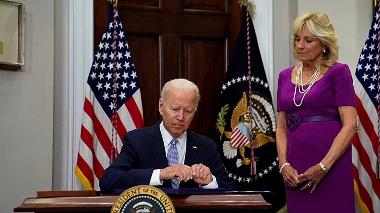ביידן חותם על החקיקה