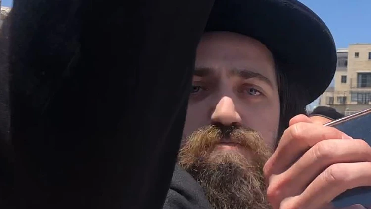 "היא תצלם - אני אשבור": כתבת וצלם חדשות 13 הותקפו בהלוויית משי זהב