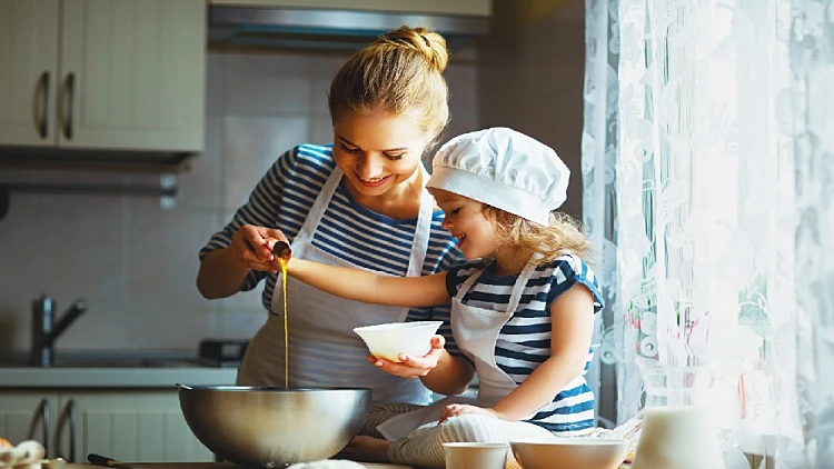 אמא ובת מבשלות יחד