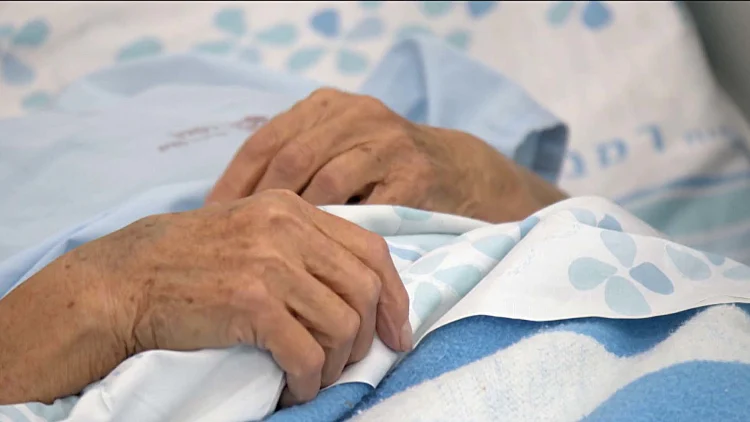 לראשונה בעולם: הליך חדשני לטיפול בפרקינסון - "הצלחתי לשתות כוס מים"